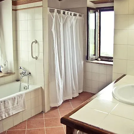 Sleeps 11 With Pool And Air Con